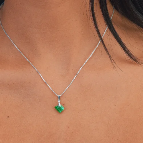 Nhéra collier en jade brut vert